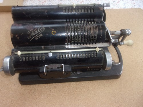 Sehr alte hand rechenmaschine - alte, hand-rechenmaschine
