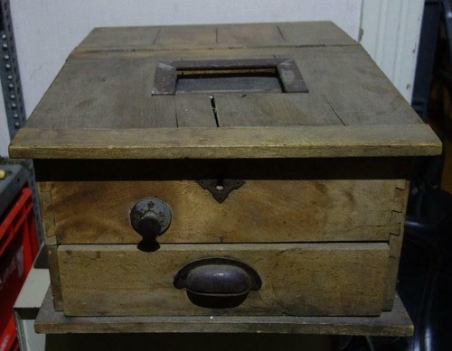 Antike holz kasse mit glocke - antike,