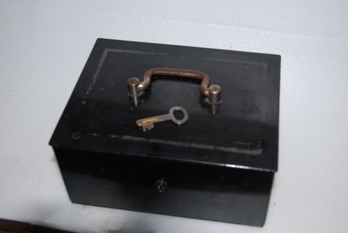 Antike geldkassette aus blech - geldkassette,